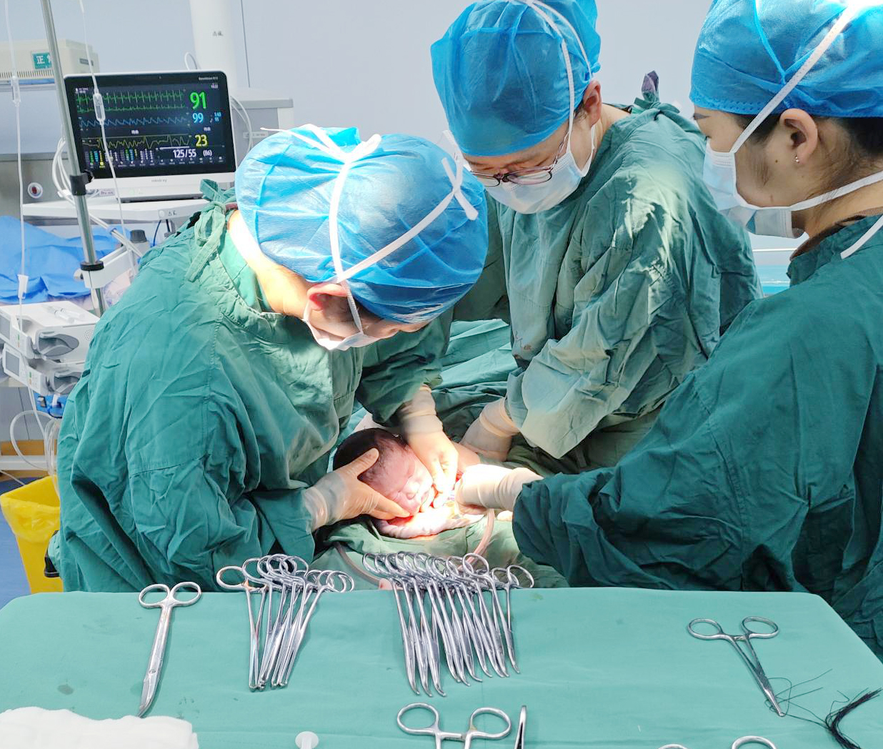 县人民医院紧急手术保障不完全子宫破裂孕妇母子平安