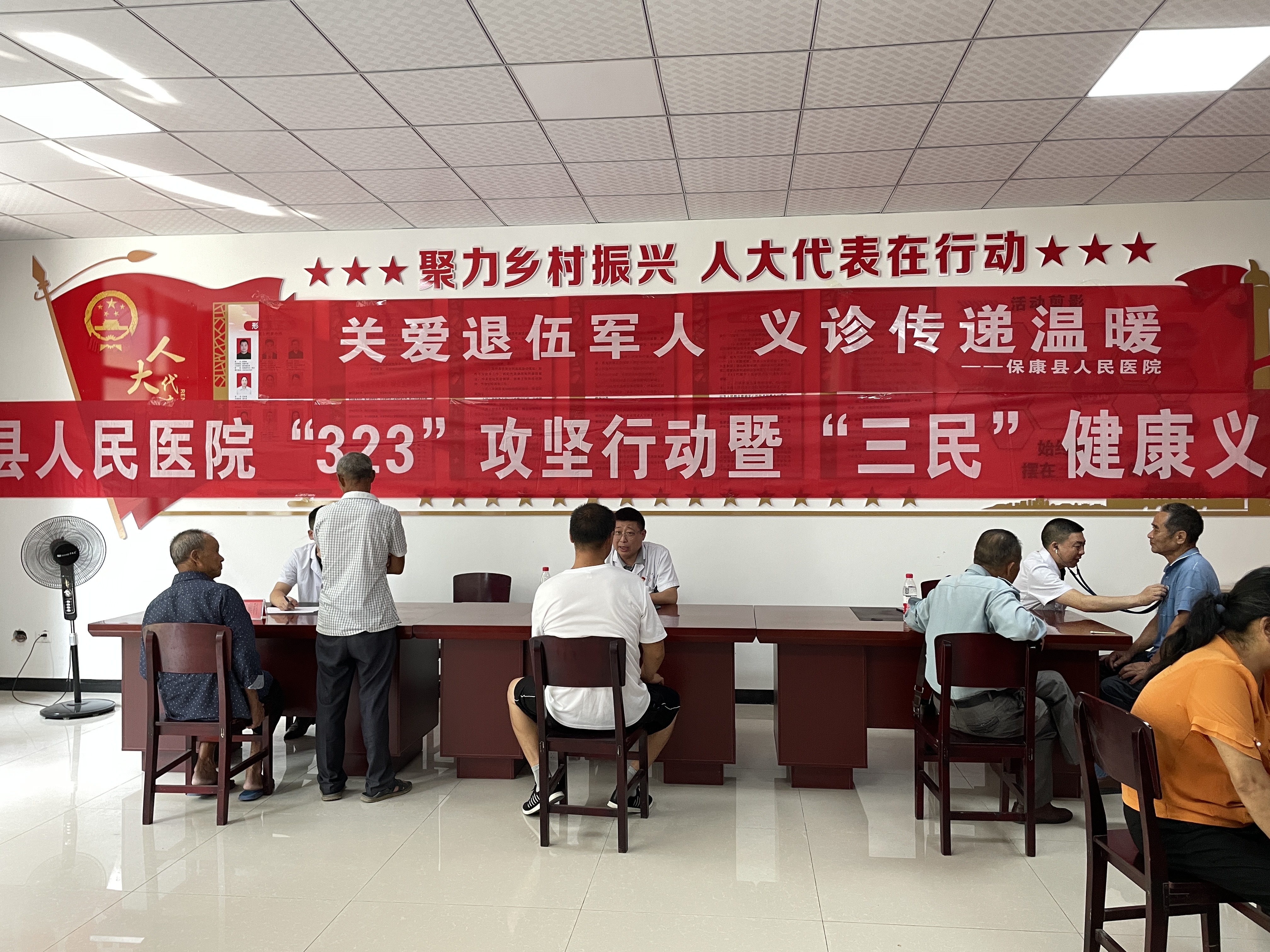 县人民医院在刘家坪村开展“关爱退伍军人，义诊传递温暖”义诊活动