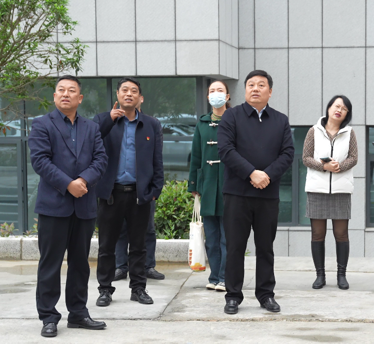 “侨爱工程-送温暖医疗队”走进保康