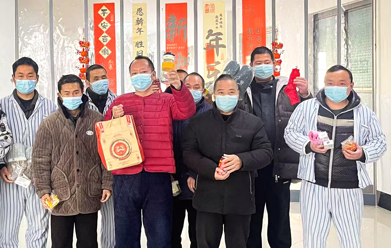 精神心理科医务人员陪伴患者欢度春节