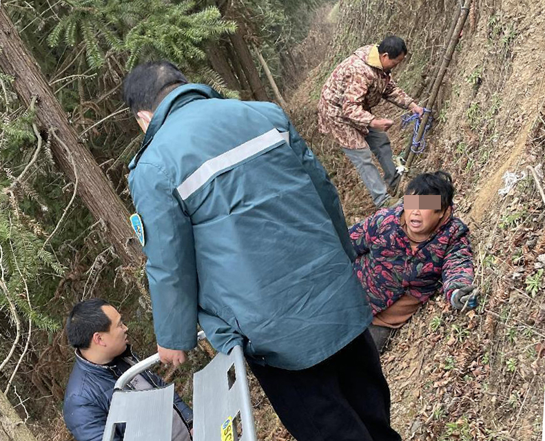 山巅之上的生命之光：县医院120急救队员的艰难救援之路